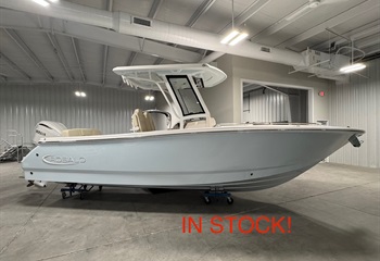 2027 Robalo R252 Explorer Ice Blue  Boat